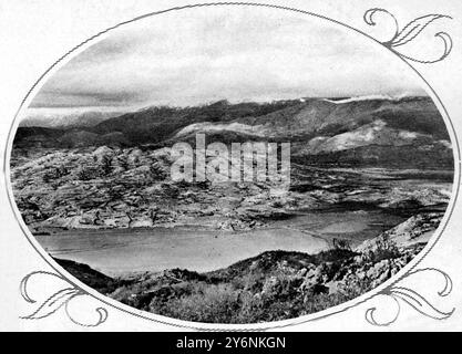 Primi passi nella recente battaglia del fiume Sangro. Una visione generale del paese dalla riva meridionale del Sangro. Dalle montagne oltre il nemico dovevano essere espulsi. Dicembre 1943 ©2004 Topfoto Foto Stock