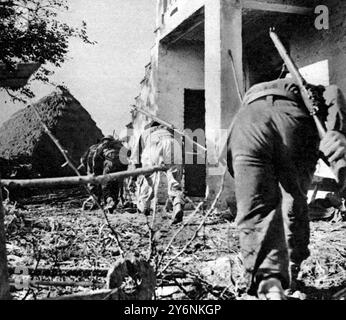 Primi passi nella recente battaglia del fiume Sangro. Gli uomini dell'ottava Armata in una postazione di osservazione in avanti si insinuano dietro gli amici edifici agricoli quando arrivano i rilievi per prendere il controllo. Dicembre 1943 ©2004 Topfoto Foto Stock