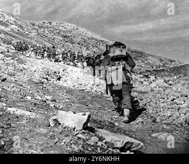 Primi passi nella recente battaglia del fiume Sangro. Fanteria britannica in salita 1260 da Cerro. Questa arrampicata così ardua con attrezzature complete necessitava di una sosta ogni quindici minuti dicembre 1943 ©2004 Topfoto Foto Stock