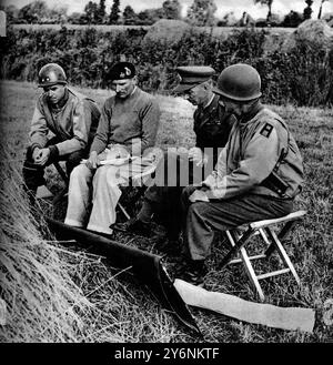 Una grande vittoria, Sir Bernard Montgomery con i suoi generali, informalmente seduti in un campo di fieno, pianificando l'anihilazione dell'esercito tedesco in Francia, prima di una mappa del terreno. Da sinistra a destra, generale Bradley US, generale Montgomery, tenente generale Dempsey e maggior generale Holmes US settembre 1944 Montgomery, Bernard Law (Monty; visconte Montgomery di Alamein) generale britannico; vinse a El Alamein nella seconda guerra mondiale 1942; aiutò a pianificare l'invasione della Normandia  1887-1976 ©2004 Topfoto Foto Stock