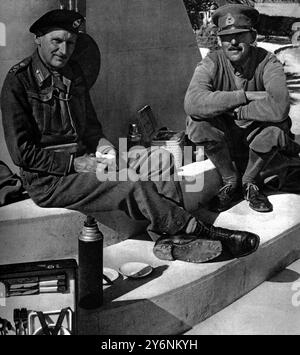 Generale Sir Bernard Montgomery nuovo C in C degli eserciti britannici sul fronte occidentale prendendo un pasto al fresco con il tenente generale Sir Oliver Leese KCB suo successore al comando dell'Ottava Armata. Gennaio 1944 ©2004 Topfoto Foto Stock