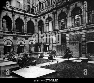 La Banca d'Inghilterra lavora in condizioni di guerra. La Vecchia Signora di Threadneedle Street celebra il suo 250° compleanno durante la guerra. Bank of England Garden Court, successore del giardino piantato nel 1782 sul sito della chiesa di St Christophers agosto 1944 ©2004 Topfoto Foto Stock