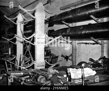 Arsenale sotterraneo di Cherbourg: Siluri e cognac questo grande tunnel sotterraneo di Port du Roule al terzo piano conteneva siluri, altri negozi navali e centinaia di casi di cognac luglio 1944 ©2004 Topfoto Foto Stock