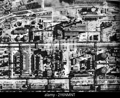 La paralisi sistematica delle forniture di petrolio della Germania, delle fabbriche di guerra e delle comunicazioni via terra e via mare. La centrale petrolifera sintetica di Wesselring prima degli attacchi tra il 25 giugno e il 21 luglio compreso un raid notturno della RAF il 18 e il 19 luglio. Danni enormi sono stati fatti a questa importante pianta ©2004 Topfoto Foto Stock
