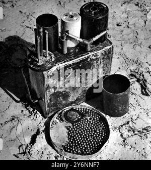 Un'arma che è emersa in questa guerra, la mina terrestre Una miniera smantellata, le sfere di metallo sono sparse, quando la miniera esplode, con effetti mortali. Febbraio 1943 ©2004 Topfoto Foto Stock