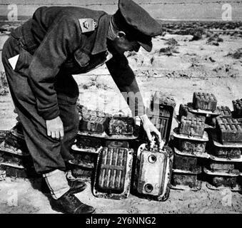 Un'arma che è emersa in questa guerra, la miniera di terra un altro tipo di miniera trovata in un campo di aviazione vicino a Nufilia, sono state rimosse da Sappers prima che la RAF arrivasse. Febbraio 1943 ©2004 Topfoto Foto Stock