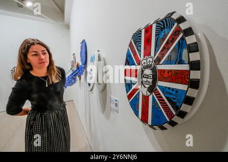 Londra, Regno Unito. 26 settembre 2024. MAD in England di Carrie Reichhardt e altri seggi - Best Seat in the House una collaborazione tra WaterAid e Rankin per aumentare la consapevolezza e i fondi vitali per la crisi sanitaria globale. 25 artisti e celebrità hanno trasformato l'umile seduta del bagno in opere d'arte uniche nel loro genere. La British Art Fair torna alla Saatchi Gallery. I migliori rivenditori di Londra e di tutto il Regno Unito si riuniscono per presentare le migliori opere d'arte moderna britannica e contemporanea e fornire consigli specialistici sul collezionismo. È attivo dal 26-29 settembre 2024. Crediti: Guy Bell/Alamy Live News Foto Stock