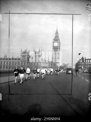Londra - Brighton Walk Start. Il Big Ben è in piena espansione dalle 7 di questa mattina (sabato), mentre i concorrenti attraversano il Westminster Bridge all'inizio della 35esima borsa valori annuale di Londra a Brighton. 17 maggio 1958 Foto Stock