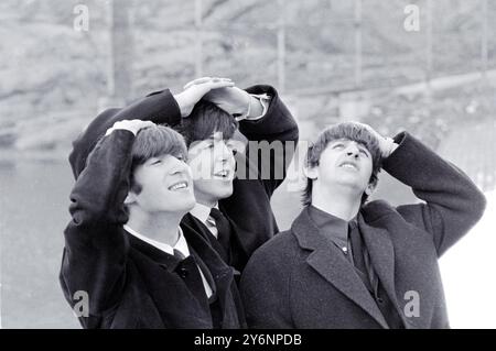 New York: The Three Merseyside Lads The Beatles, (sinistra-destra) John Lennon, Paul McCartney e Ringo Starr. Beatles No. 4, George Harrison era confinato a letto con una gola fredda e dolorosa. Foto scattate durante le visite turistiche nel vicino Central Park. Ha fatto un'apparizione all'ed Sullivan T.V. Show ieri sera, 10 febbraio 1964 Foto Stock