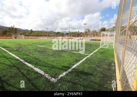 Giovane che gioca a calcio a salvador, bahia, brasile - 10 dicembre 2023: I giovani giocano a calcio su un campo con erba sintetica nella città di Salvador. SALVADOR BAHIA BRASILE Copyright: XJoaxSouzax 101223JOA0289 Foto Stock