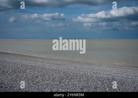 Cayeux-sur-Mer, Francia - 09 17 2024: Vista panoramica del sentiero costiero, la strada bianca da Cayeux-Sur-Mer a le Hourdel Foto Stock