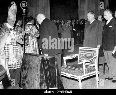 Vienna: Il cardinale Theodor Innitzer, Arcivescovo di Vienna, saluta il presidente federale dell'Austria Theodor Koerner, dopo la solenne messa pontificia del Ringraziamento nella cattedrale di Santo Stefano a Vienna, in seguito alla firma del Trattato di Stato austriaco. All'estrema destra c'è il presidente del Parlamento austriaco, Felix Hurdes, e accanto a lui il Cancelliere, Julius Raab. Foto Stock