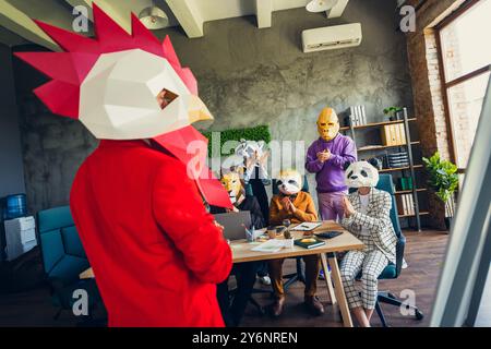 Foto di panda gorilla leone bradipo zebra maschera procione uomini d'affari applaudono il capo del loft del gallo ufficio interno Foto Stock