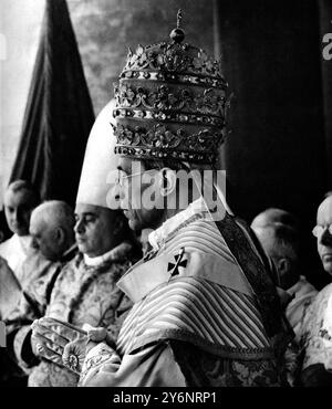 Incoronato con la triplice tiara come padre dei principi, sovrano del mondo e vicario di Cristo, Papa Pio XII. Sul balcone di San Pietro dopo la sua incoronazione marzo 1939 ©2004 Topfoto Foto Stock