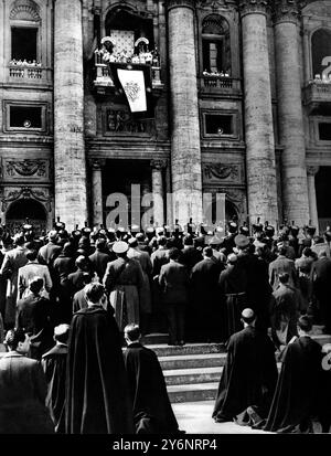 Un'incoronazione papale vista da una folla vastissima come mai prima d'ora. Scena finale dell'incoronazione di Papa Pio XII, sua santità che dava la sua benedizione dal balcone di San Pietro marzo 1939 ©2004 Topfoto Foto Stock