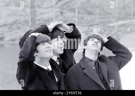 New York: The Three Merseyside Lads The Beatles, (sinistra-destra) John Lennon, Paul McCartney e Ringo Starr. Beatles No. 4, George Harrison era confinato a letto con una gola fredda e dolorosa. Foto scattate durante le visite turistiche nel vicino Central Park. Ha fatto un'apparizione all'ed Sullivan T.V. Show ieri sera, 10 febbraio 1964 ©TopFoto Foto Stock