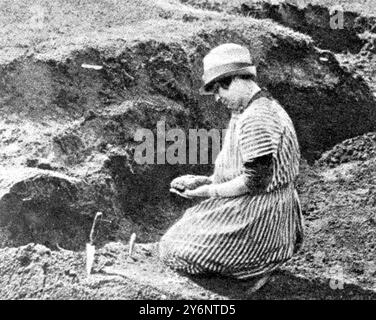 Ossa di contesa tra gli archeologi il caso Glozel Mme Morlet che tiene il mattone in mano dopo averlo accuratamente estraendolo dalla terra. 24 settembre 1927 Foto Stock