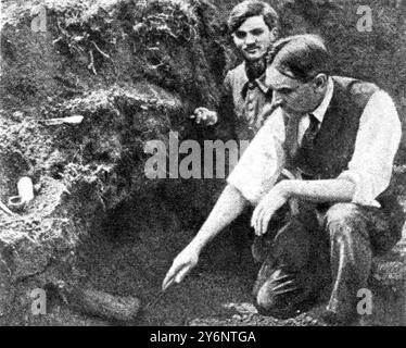 Ossa di contesa tra gli archeologi il caso Glozel il dottor Morlet disinteressò un mattone (indicato dal coltello che tiene in mano). 24 settembre 1927 Foto Stock