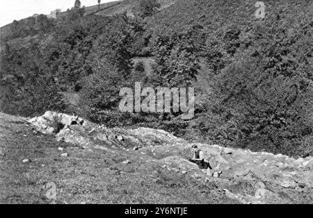 Ossa di contesa tra gli archeologi The Glozel Affair il sito delle scoperte: La collina di Glozel con il dottor Morlet al lavoro con la valle del Varelle alle spalle. 24 settembre 1927 Foto Stock