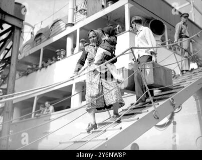 Rifugiati polacchi che sbarcano dal piroscafo polacco " Warszawa " a Londra 29 agosto 1939 Foto Stock