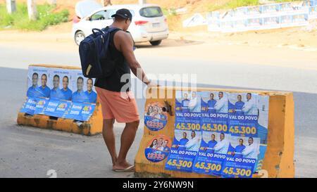 Manifesto candidato alle elezioni 2024 salvador, bahia, brasile - 17 settembre 2024: I manifesti candidati alle elezioni del 2024 sono visti bloccati sulle strade pubbliche della città di Salvador. SALVADOR BAHIA BRASIL Copyright: XJoaxSouzax 170924JOA001 Foto Stock