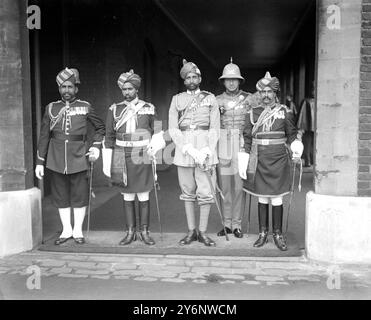 Il King's Levee al St James Palace. Gli inservienti indiani del re se ne vanno. 30 maggio 1921 Foto Stock