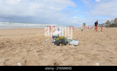 Spazzatura accumulata sulla sabbia della spiaggia di salvador, bahia, brasile - 23 settembre 2024: Spazzatura accumulata sulla sabbia della spiaggia nella città di Salvador. SALVADOR BAHIA BRASILE Copyright: XJoaxSouzax 230924JOA063 Foto Stock