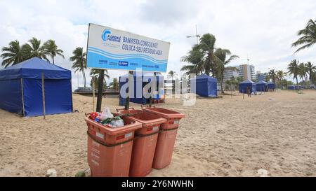 Spazzatura accumulata sulla sabbia della spiaggia di salvador, bahia, brasile - 23 settembre 2024: Spazzatura accumulata sulla sabbia della spiaggia nella città di Salvador. SALVADOR BAHIA BRASILE Copyright: XJoaxSouzax 230924JOA056 Foto Stock