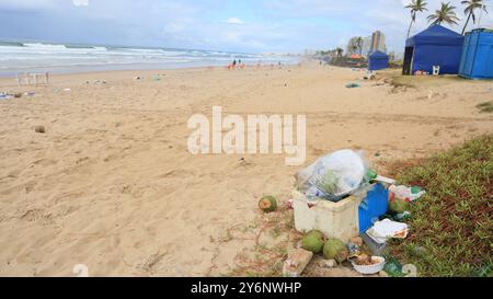 Spazzatura accumulata sulla sabbia della spiaggia di salvador, bahia, brasile - 23 settembre 2024: Spazzatura accumulata sulla sabbia della spiaggia nella città di Salvador. SALVADOR BAHIA BRASILE Copyright: XJoaxSouzax 230924JOA058 Foto Stock