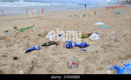 Spazzatura accumulata sulla sabbia della spiaggia di salvador, bahia, brasile - 23 settembre 2024: Spazzatura accumulata sulla sabbia della spiaggia nella città di Salvador. SALVADOR BAHIA BRASILE Copyright: XJoaxSouzax 230924JOA061 Foto Stock