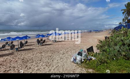 Spazzatura accumulata sulla sabbia della spiaggia di salvador, bahia, brasile - 23 settembre 2024: Spazzatura accumulata sulla sabbia della spiaggia nella città di Salvador. SALVADOR BAHIA BRASILE Copyright: XJoaxSouzax 230924JOA068 Foto Stock