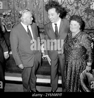 Londra: Il primo ministro britannico Harold Wilson (a sinistra) è andato dietro le quinte al London Palladium Theatre per incontrare Ken Doddguests della signora Bessie Braddock (a destra). 14 settembre 1965 Foto Stock