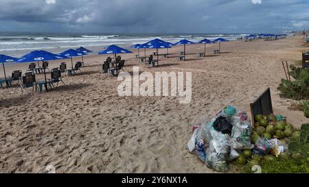 Spazzatura accumulata sulla sabbia della spiaggia di salvador, bahia, brasile - 23 settembre 2024: Spazzatura accumulata sulla sabbia della spiaggia nella città di Salvador. SALVADOR BAHIA BRASILE Copyright: XJoaxSouzax 230924JOA070 Foto Stock