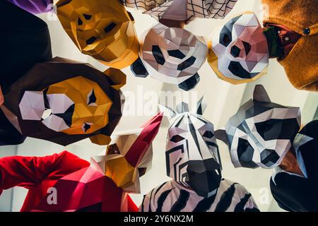 Foto con vista ad angolo basso del panda del gallo del gorilla del leone del bradipo della zebra della maschera del procione degli uomini d'affari del loft interno dell'ufficio Foto Stock