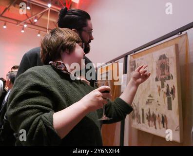 Wellington, nuova Zelanda. 26 settembre 2024. Gli ospiti visitano una mostra culturale di Dunhuang durante un ricevimento in occasione del 75° anniversario della fondazione della Repubblica Popolare Cinese, tenutosi a Wellington, nuova Zelanda, il 26 settembre 2024. PER ANDARE CON "l'ambasciata cinese in nuova Zelanda celebra il 75° anniversario della fondazione della RPC" credito: Meng Tao/Xinhua/Alamy Live News Foto Stock