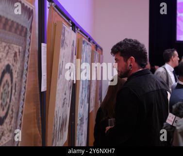 Wellington, nuova Zelanda. 26 settembre 2024. Gli ospiti visitano una mostra culturale di Dunhuang durante un ricevimento in occasione del 75° anniversario della fondazione della Repubblica Popolare Cinese, tenutosi a Wellington, nuova Zelanda, il 26 settembre 2024. PER ANDARE CON "l'ambasciata cinese in nuova Zelanda celebra il 75° anniversario della fondazione della RPC" credito: Meng Tao/Xinhua/Alamy Live News Foto Stock