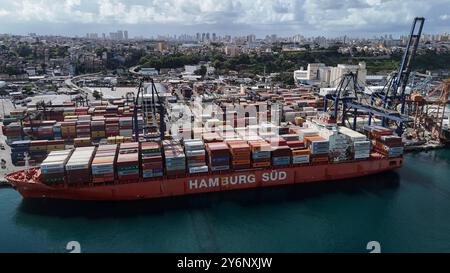 Nave ormeggiata al porto di salvador, bahia, brasile - 25 settembre 2024: Veduta aerea di una nave ormeggiata nel porto della città di Salvador. SALVADOR BAHIA BRASILE Copyright: XJoaxSouzax 250924JOA088 Foto Stock