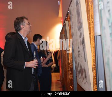 Wellington, nuova Zelanda. 26 settembre 2024. Gli ospiti visitano una mostra culturale di Dunhuang durante un ricevimento in occasione del 75° anniversario della fondazione della Repubblica Popolare Cinese, tenutosi a Wellington, nuova Zelanda, il 26 settembre 2024. PER ANDARE CON "l'ambasciata cinese in nuova Zelanda celebra il 75° anniversario della fondazione della RPC" credito: Meng Tao/Xinhua/Alamy Live News Foto Stock