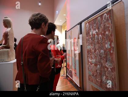 Wellington, nuova Zelanda. 26 settembre 2024. Gli ospiti visitano una mostra culturale di Dunhuang durante un ricevimento in occasione del 75° anniversario della fondazione della Repubblica Popolare Cinese, tenutosi a Wellington, nuova Zelanda, il 26 settembre 2024. PER ANDARE CON "l'ambasciata cinese in nuova Zelanda celebra il 75° anniversario della fondazione della RPC" credito: Meng Tao/Xinhua/Alamy Live News Foto Stock