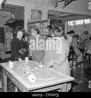 Una principessa sorridente Margaret passa davanti alle ragazze delle scuole nei terreni della Haberdashers Aske's Girls School al suo arrivo per una visita alla scuola di Acton, Londra. La Principessa è accompagnata sulla destra dal col e consigliere Sir Cullum Welch, il Maestro della compagnia Haberdashers, 2 maggio 1967 Foto Stock