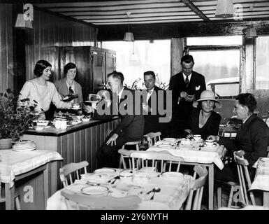 Baronessa Poppy Hedwig von Trebnitz (a sinistra) e Miss Grace Corwell dietro il bancone e Sir Charles Burdett che prende ordini al ristorante. 29 giugno 1932 Sir Charles Burdett e la baronessa Poppy Hedwig von Trebnitz gestiscono il ristorante in città - insieme a Miss Grace Corwell che è stata per quattro anni un V.A.D. e fu decorata durante la guerra. Ristorante a Bride Lane, Fleeet Street, Londra Foto Stock