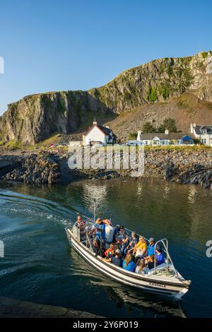 Villaggio di Ellenabeich vicino a Easdale Island, vicino a Oban, Argyll e Bute, Scozia, Regno Unito Foto Stock