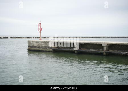 Passaggio pedonale nel Mare Adriatico. Bellaria, Emilia-Romagna, Italia. Foto Stock