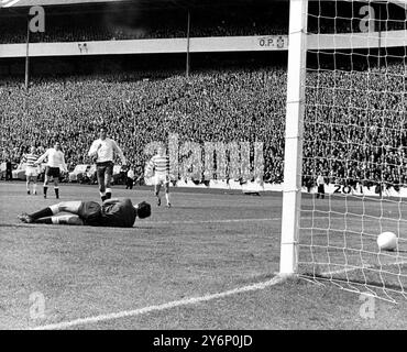 5 agosto 1967: Amichevole pre-stagionale. Celtic contro Tottenham Hoptspur. Spettacoli fotografici: Il portiere dei beaten Spurs, Pat Jennings è sul tappeto erboso mentre il secondo gol del Celtic è segnato da Auld all'Hampden Park. Il match terminò 3-3. Foto Stock