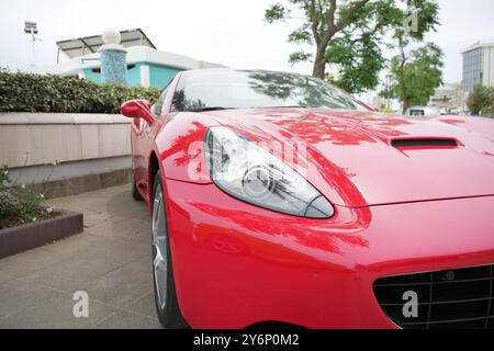 Primo piano su un'auto di lusso rossa Foto Stock