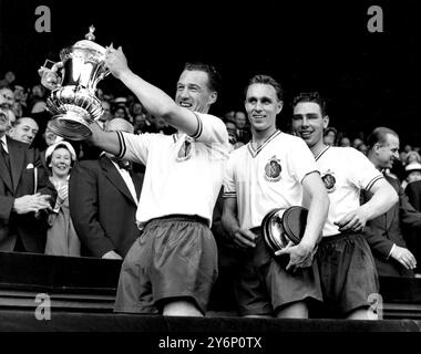 3 maggio 1958: La finale di fa Cup allo stadio di Wembley. Bolton Wanderers (2) contro il Manchester United (0). Spettacoli fotografici: NAT Lofthouse, capitano di Bolton, tiene in alto il trofeo dopo averlo ricevuto dal Duca di Edimburgo. Foto Stock