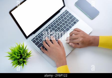 Computer con schermo per immagini mockup, telefono cellulare con spazio vuoto per testo, donna a mano che lavora con computer portatile, sfondo bianco per la pubblicità, marketing, progettazione, Foto Stock