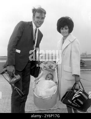 Il nuovissimo Wilde, uno di tutti, Baby Kim è portato dai suoi genitori, il cantante Marty Wilde, e sua moglie Joyce, mentre arrivano oggi all'aeroporto di Londra dal Sud Africa. Marty ha girato "The Hellions", con Richard Todd e Ann Aubrey lì. Va subito alle prove per "Bye Bye Birdie", che apre il 15 giugno a Londra. 20 aprile 1961. Foto Stock