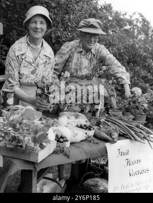 La signora W.E. Isachen di Honey Road, e la signorina A.M.Wtbrow di Wayville Road preparano il loro stallo per la festa. La maggior parte dei prodotti proviene dal loro giardino, fanno questo sforzo ogni anno. - 20 giugno 1960 Foto Stock