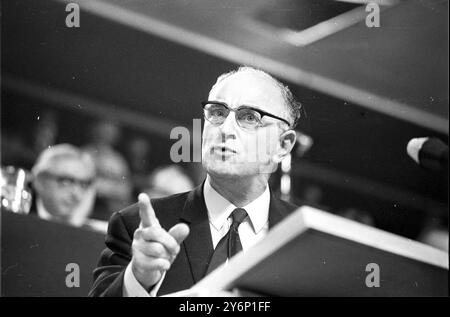 Brighton : Hugh Scanlon, presidente dell'Unione Amalgamata dei lavoratori del settore ingegneristico e del commercio merci, seconda più grande unione di Britiano, interviene alla 68a conferenza annuale del Partito Laburista. Ottobre 1969 Foto Stock